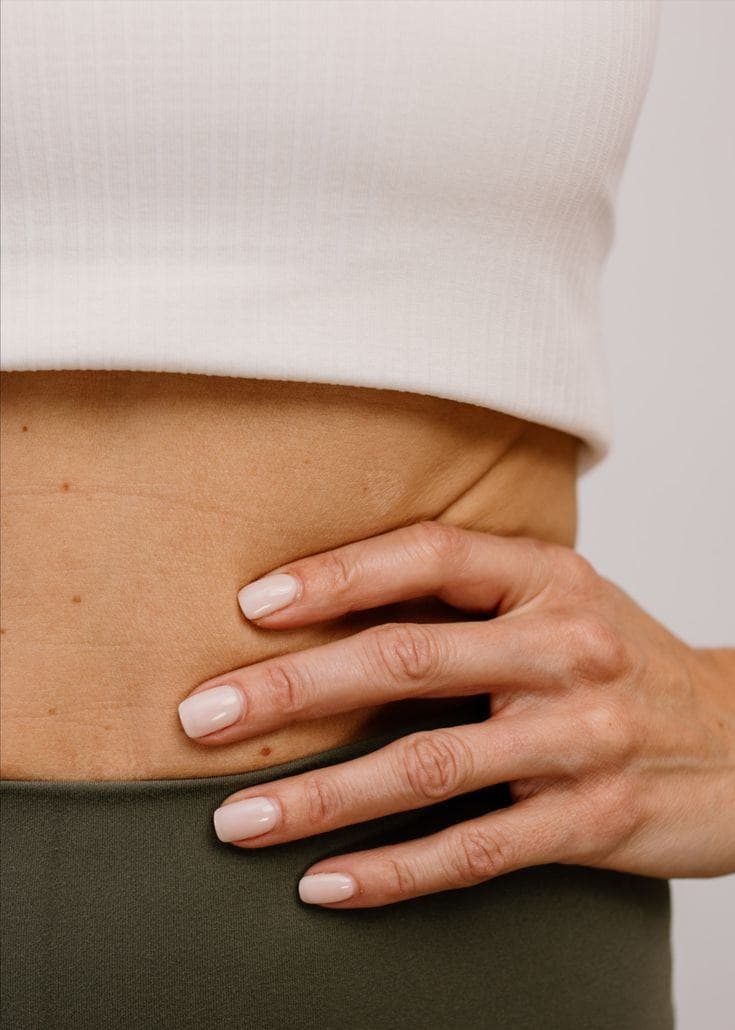 Mãos apoiadas na cintura, cuidado com o corpo